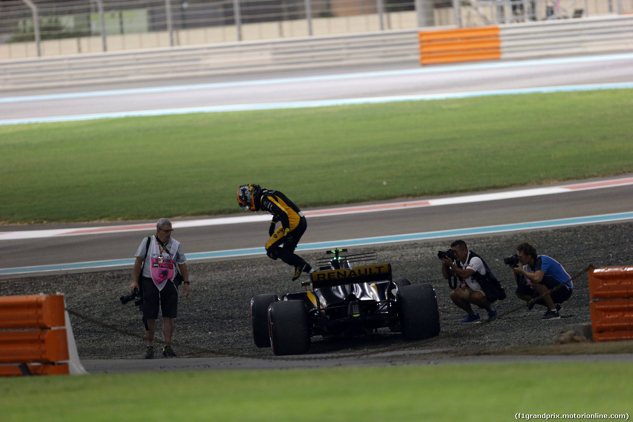 GP ABU DHABI, 26.11.2017 - Gara, Carlos Sainz Jr (ESP) Renault Sport F1 Team RS17 retires from the race