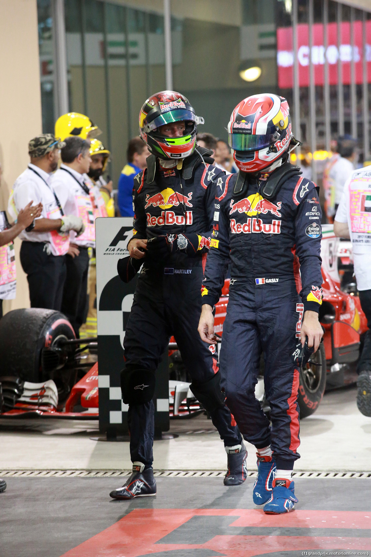 GP ABU DHABI, 26.11.2017 - Gara, Brendon Hartley (NZL) Scuderia Toro Rosso STR12 e Pierre Gasly (FRA) Scuderia Toro Rosso STR12