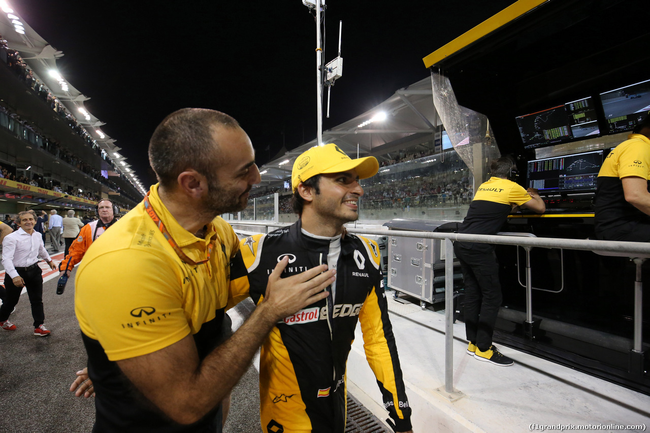 GP ABU DHABI, 26.11.2017 - Gara, Cyril Abiteboul (FRA) Renault Sport F1 Managing Director e Carlos Sainz Jr (ESP) Renault Sport F1 Team RS17