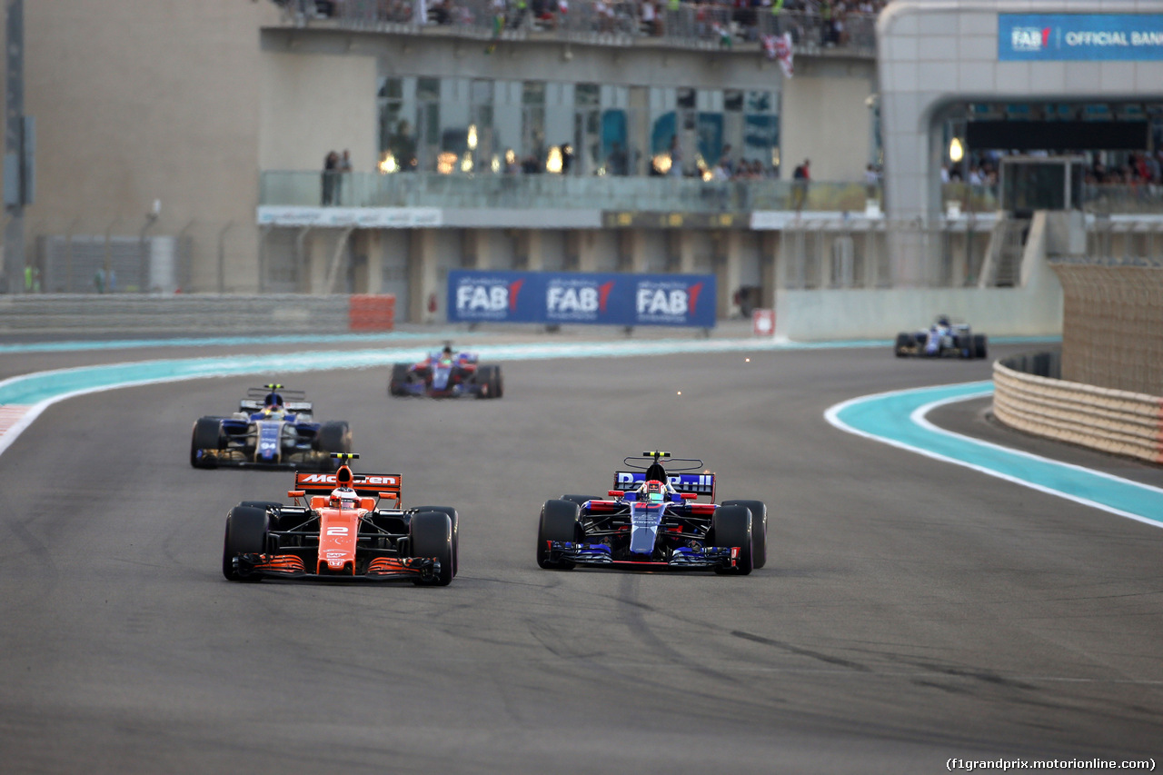 GP ABU DHABI, 26.11.2017 - Gara, Stoffel Vandoorne (BEL) McLaren MCL32 e Pierre Gasly (FRA) Scuderia Toro Rosso STR12