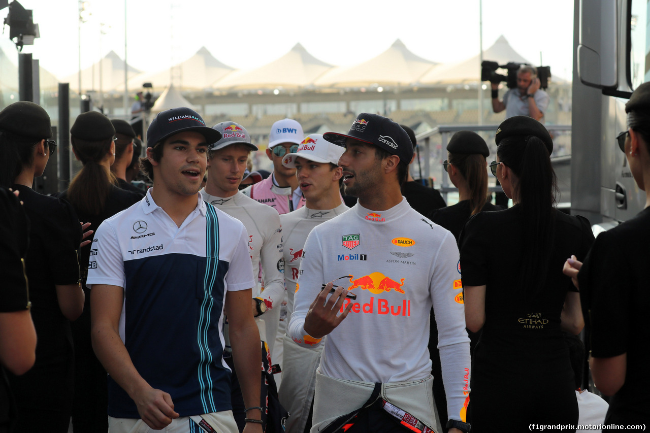 GP ABU DHABI, 26.11.2017 - Lance Stroll (CDN) Williams FW40 Daniel Ricciardo (AUS) Red Bull Racing RB13
