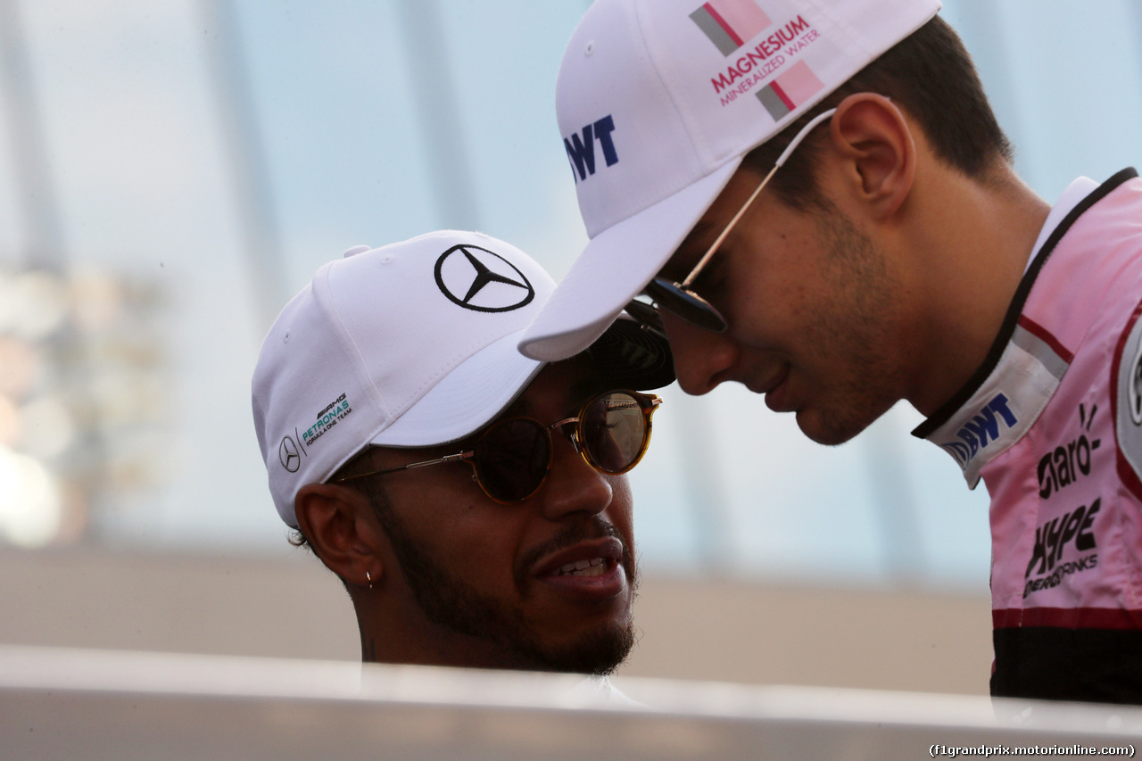 GP ABU DHABI, 26.11.2017 - Lewis Hamilton (GBR) Mercedes AMG F1 W08 e Esteban Ocon (FRA) Sahara Force India F1 VJM10