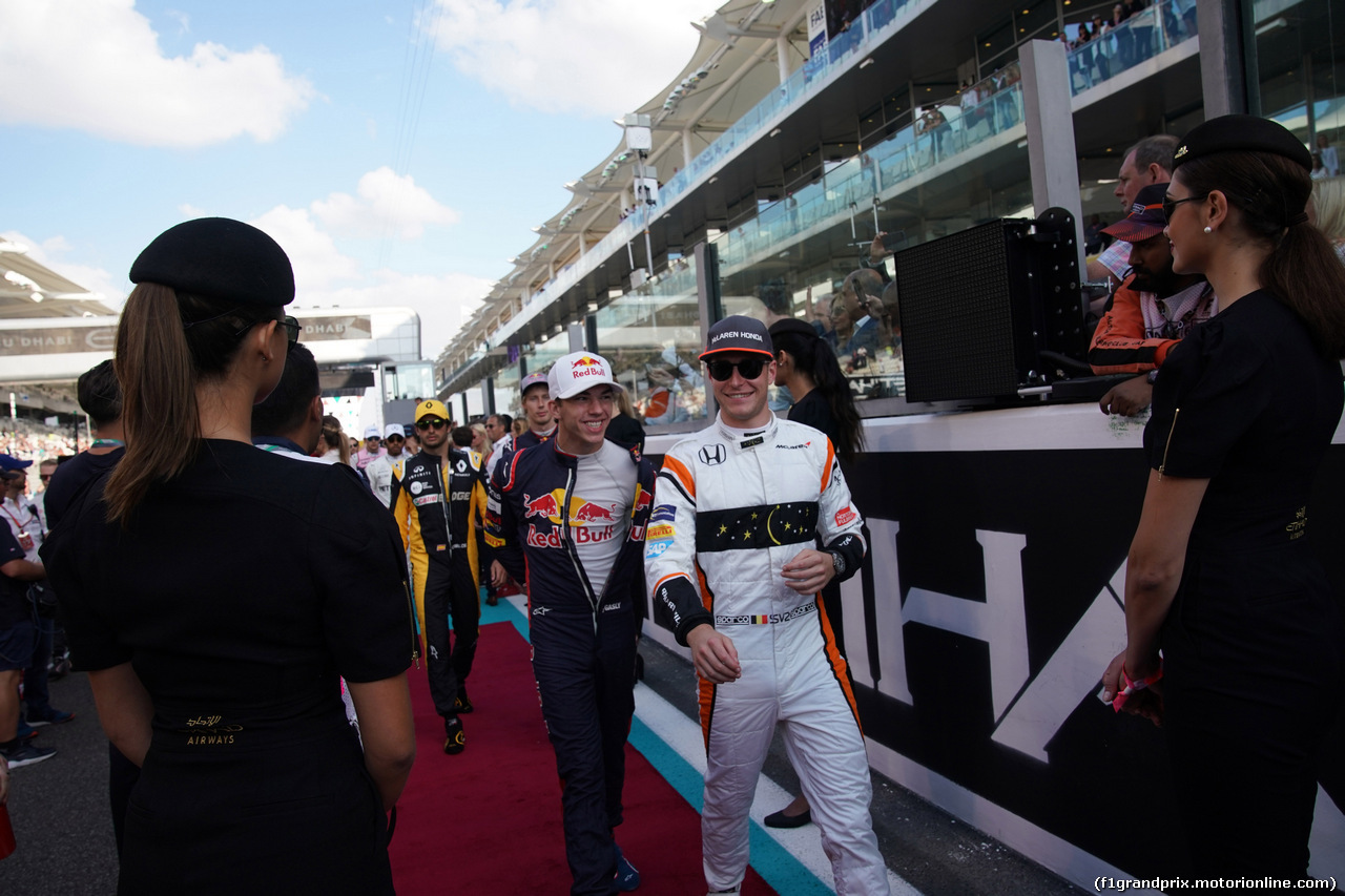 GP ABU DHABI, 26.11.2017 - Pierre Gasly (FRA) Scuderia Toro Rosso STR12 e Stoffel Vandoorne (BEL) McLaren MCL32