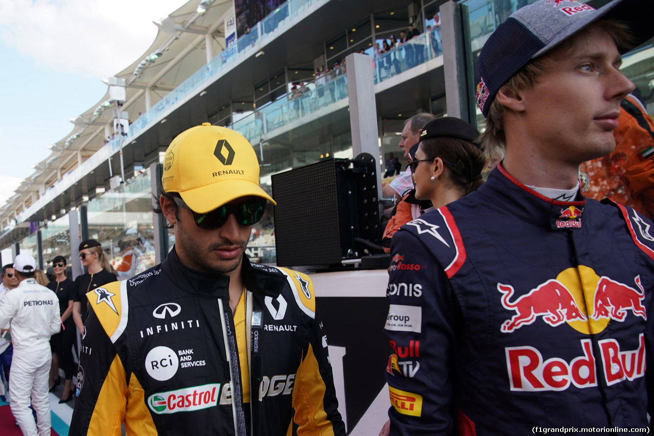 GP ABU DHABI, 26.11.2017 - Carlos Sainz Jr (ESP) Renault Sport F1 Team RS17 e Brendon Hartley (NZL) Scuderia Toro Rosso STR12