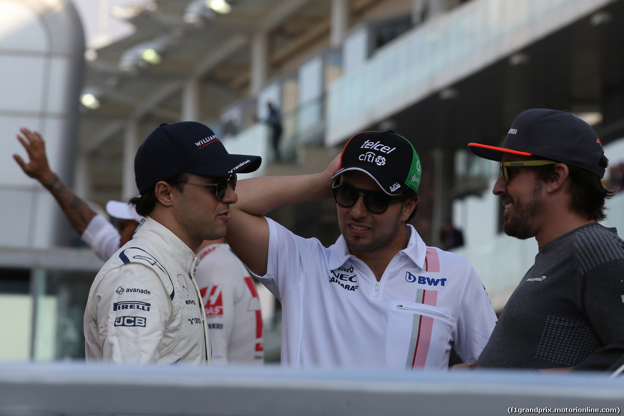 GP ABU DHABI, 26.11.2017 - Felipe Massa (BRA) Williams FW40, Sergio Perez (MEX) Sahara Force India F1 VJM010 e Felipe Massa (BRA) Williams FW40