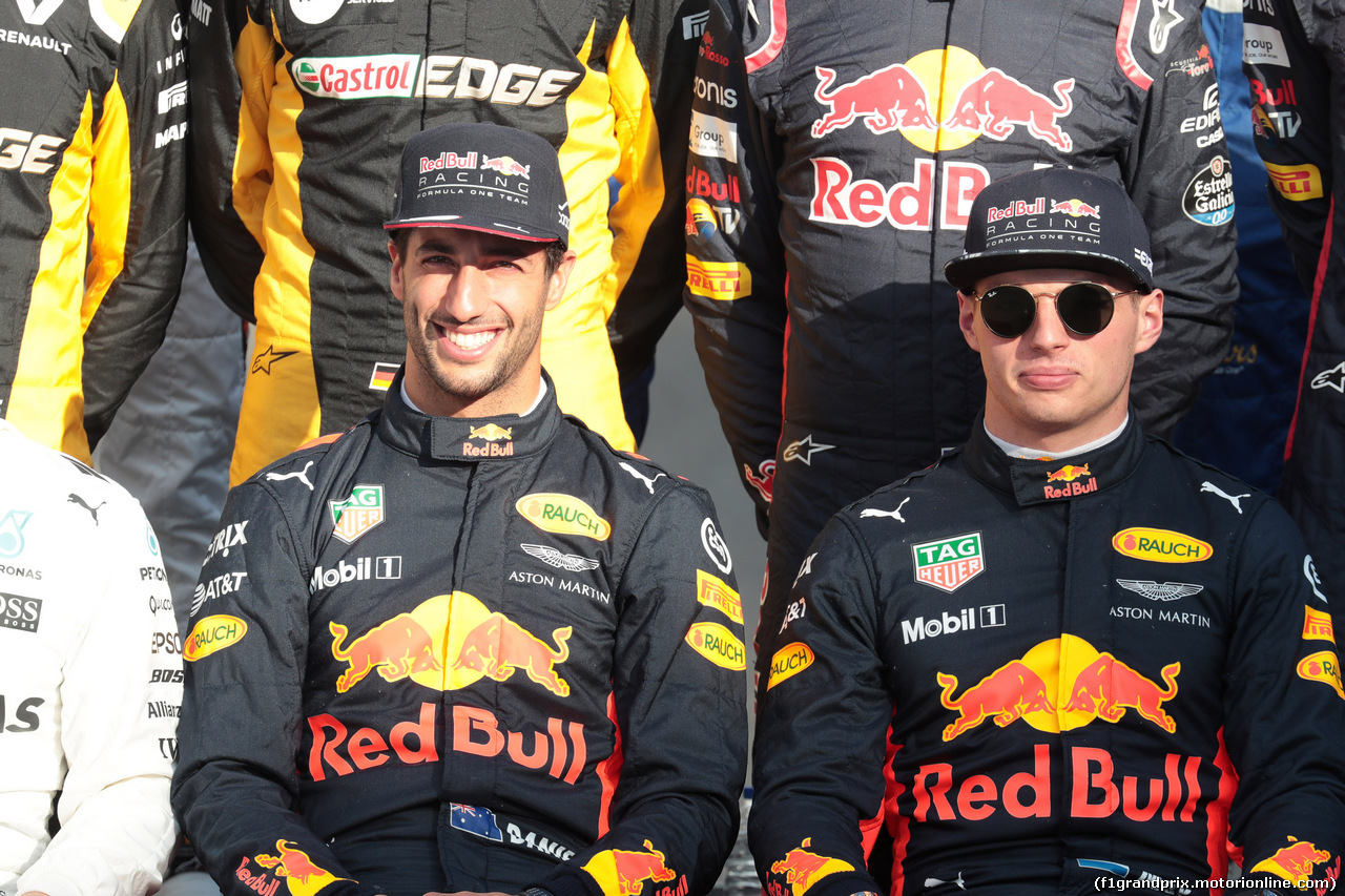 GP ABU DHABI, 26.11.2017 - Daniel Ricciardo (AUS) Red Bull Racing RB13 e Max Verstappen (NED) Red Bull Racing RB13
