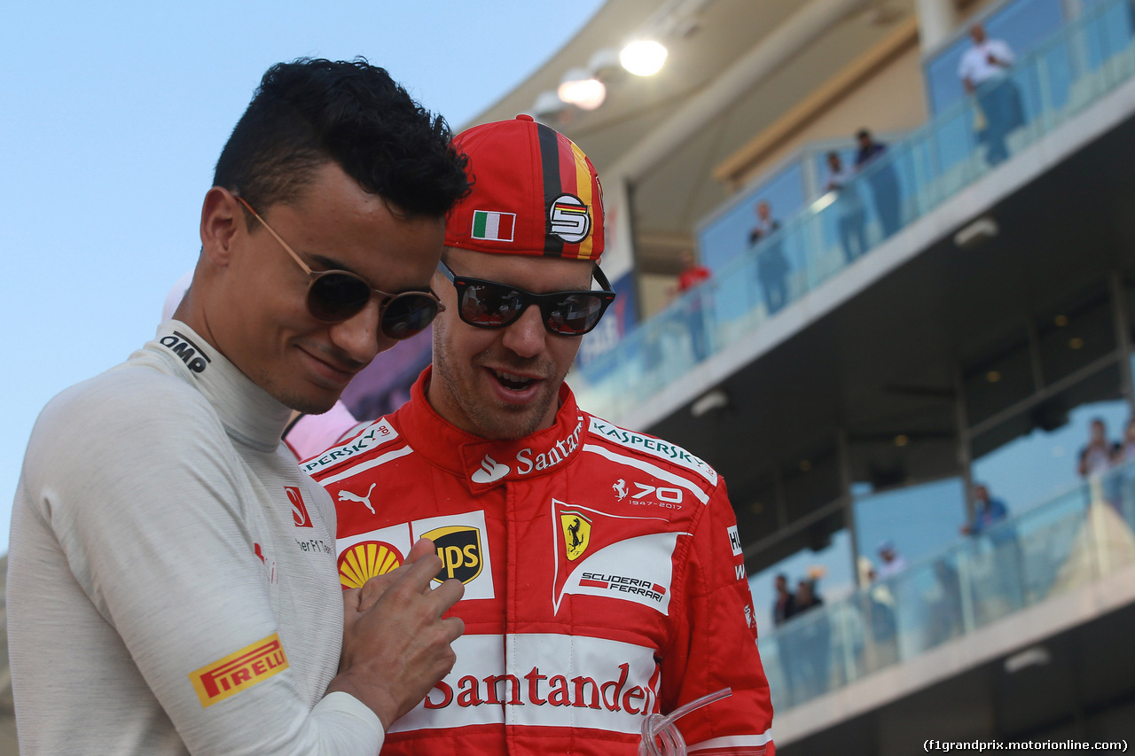 GP ABU DHABI, 26.11.2017 - Pascal Wehrlein (GER) Sauber C36 e Sebastian Vettel (GER) Ferrari SF70H