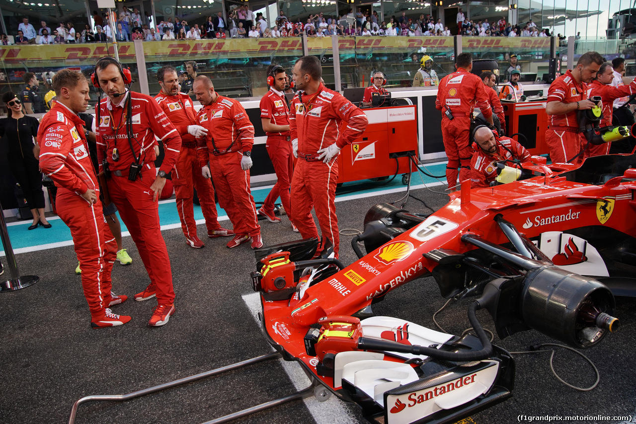 GP ABU DHABI, 26.11.2017 - Gara, Sebastian Vettel (GER) Ferrari SF70H e Riccardo Adami (ITA) Ferrari Gara Engineer