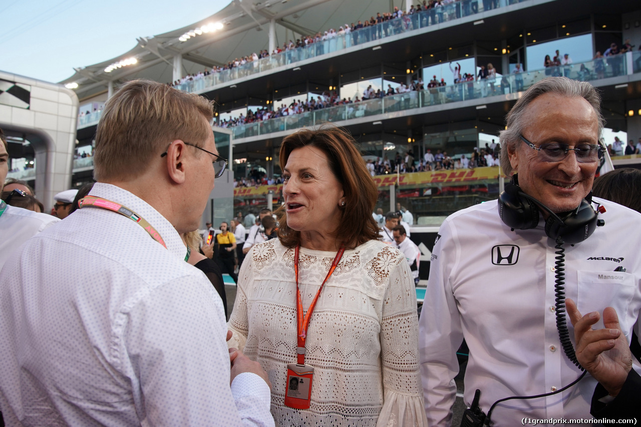 GP ABU DHABI, 26.11.2017 - Gara, Mika Hakkinen (FIN), ex F1 driver, Kathy Mansour Ojeh, McLaren shareholder e Mansour Ojeh, McLaren shareholder