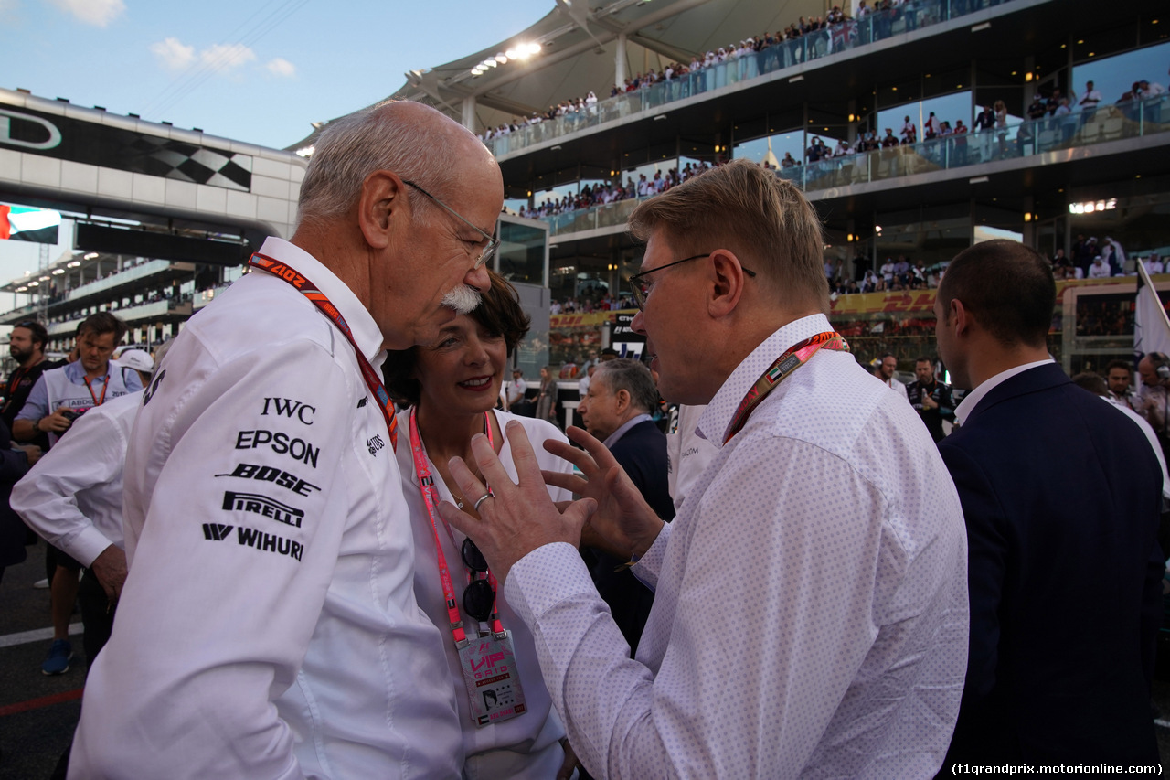 GP ABU DHABI, 26.11.2017 - Gara, Dr. Dieter Zetsche, Chairman of Daimler, Anne Zetsche e Mika Hakkinen (FIN), ex F1 driver