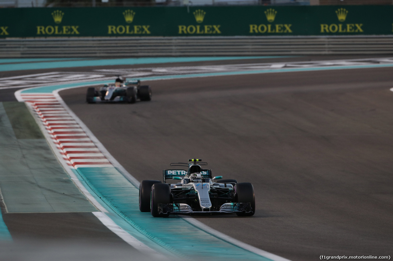 GP ABU DHABI, 26.11.2017 - Gara, Valtteri Bottas (FIN) Mercedes AMG F1 W08 davanti a Lewis Hamilton (GBR) Mercedes AMG F1 W08