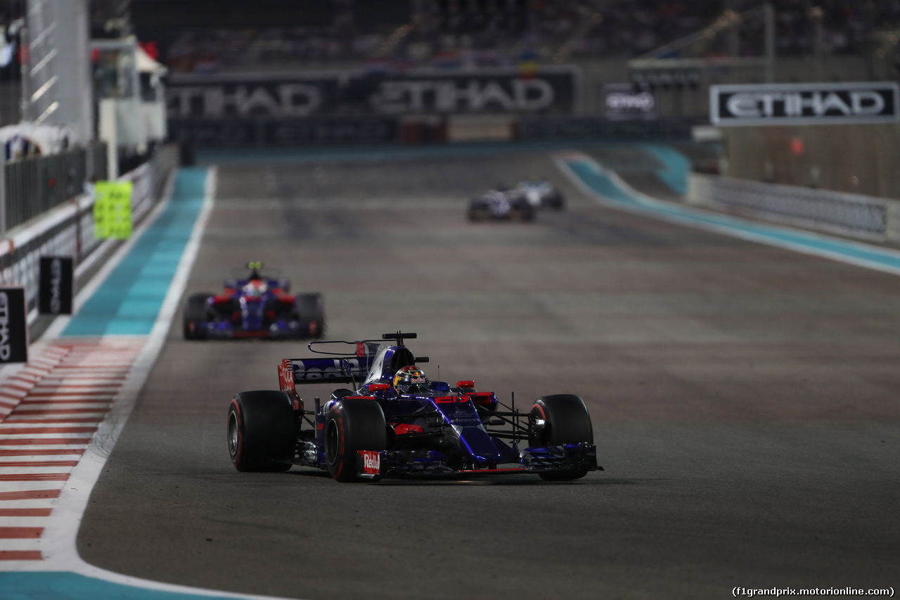 GP ABU DHABI, 26.11.2017 - Gara, Brendon Hartley (NZL) Scuderia Toro Rosso STR12 davanti a Pierre Gasly (FRA) Scuderia Toro Rosso STR12
