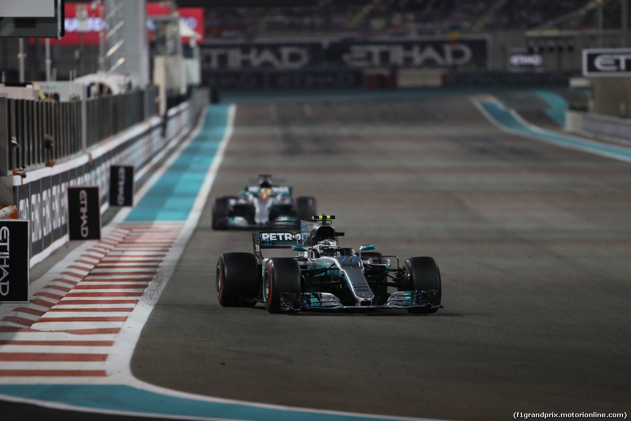 GP ABU DHABI, 26.11.2017 - Gara, Valtteri Bottas (FIN) Mercedes AMG F1 W08 davanti a Lewis Hamilton (GBR) Mercedes AMG F1 W08