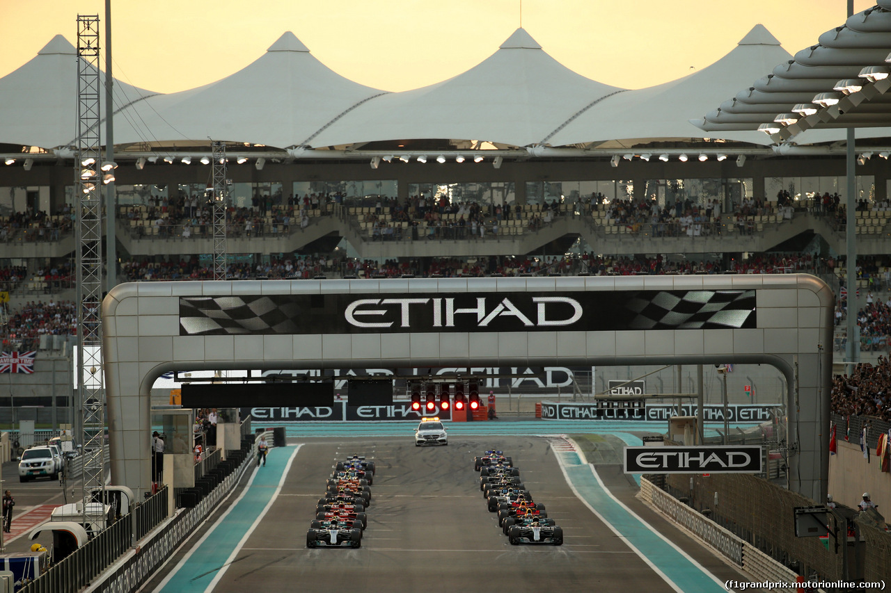 GP ABU DHABI, 26.11.2017 - Gara, Start of the race