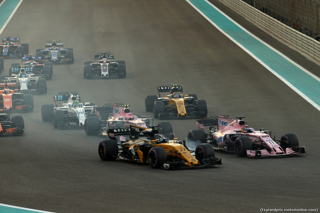 GP ABU DHABI, 26.11.2017 - Gara, Nico Hulkenberg (GER) Renault Sport F1 Team RS17 e Sergio Perez (MEX) Sahara Force India F1 VJM010