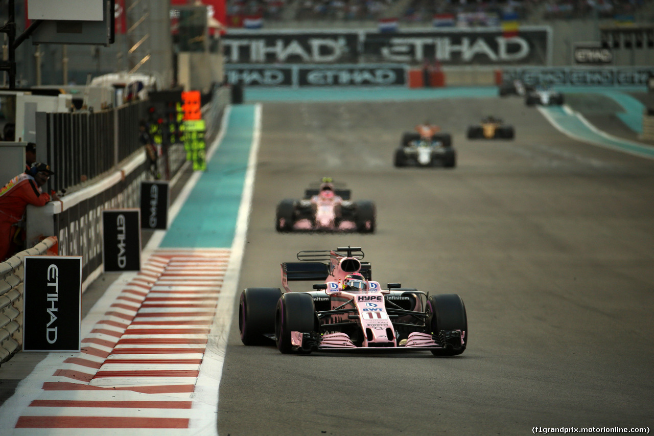 GP ABU DHABI, 26.11.2017 - Gara, Sergio Perez (MEX) Sahara Force India F1 VJM010 davanti a Esteban Ocon (FRA) Sahara Force India F1 VJM10