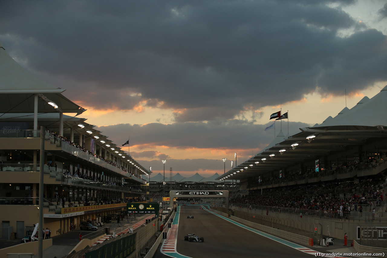 GP ABU DHABI, 26.11.2017 - Gara, Valtteri Bottas (FIN) Mercedes AMG F1 W08 davanti a Lewis Hamilton (GBR) Mercedes AMG F1 W08