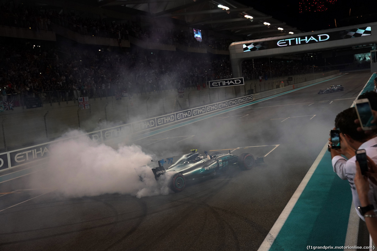 GP ABU DHABI, 26.11.2017 - Gara, Valtteri Bottas (FIN) Mercedes AMG F1 W08 vincitore