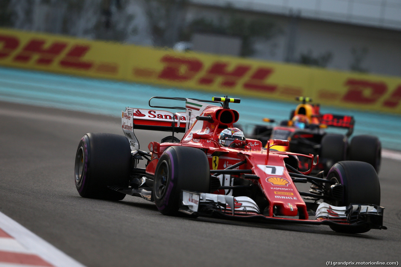 GP ABU DHABI, 26.11.2017 - Gara, Kimi Raikkonen (FIN) Ferrari SF70H davanti a Max Verstappen (NED) Red Bull Racing RB13