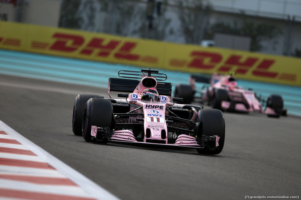 GP ABU DHABI, 26.11.2017 - Gara, Sergio Perez (MEX) Sahara Force India F1 VJM010 davanti a Esteban Ocon (FRA) Sahara Force India F1 VJM10