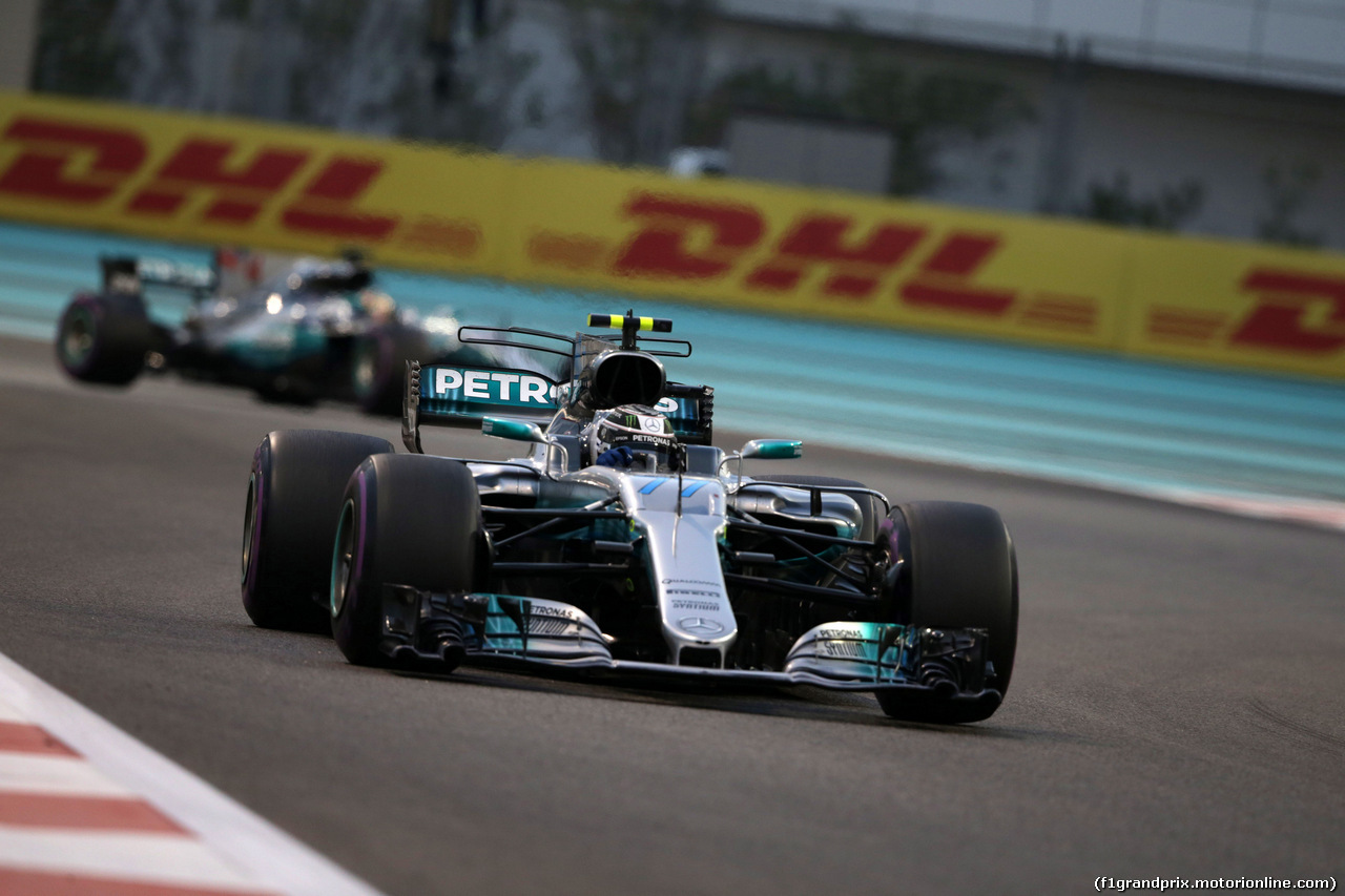 GP ABU DHABI, 26.11.2017 - Gara, Valtteri Bottas (FIN) Mercedes AMG F1 W08 davanti a Lewis Hamilton (GBR) Mercedes AMG F1 W08