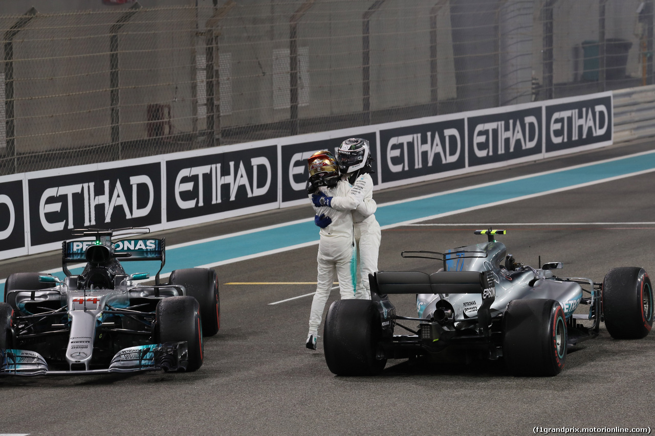 GP ABU DHABI, 26.11.2017 - Gara, 2nd place Lewis Hamilton (GBR) Mercedes AMG F1 W08 e Valtteri Bottas (FIN) Mercedes AMG F1 W08 vincitore