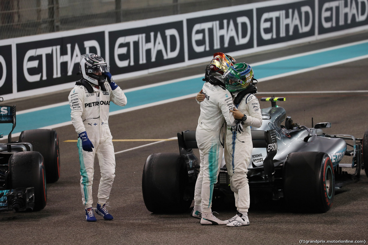 GP ABU DHABI, 26.11.2017 - Gara, Valtteri Bottas (FIN) Mercedes AMG F1 W08 vincitore, 2nd place Lewis Hamilton (GBR) Mercedes AMG F1 W08 e Felipe Massa (BRA) Williams FW40