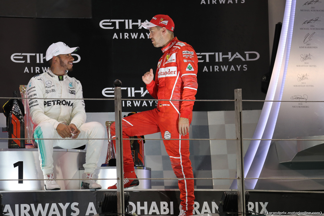 GP ABU DHABI, 26.11.2017 - Gara, 2nd place Lewis Hamilton (GBR) Mercedes AMG F1 W08 e 3rd place Sebastian Vettel (GER) Ferrari SF70H