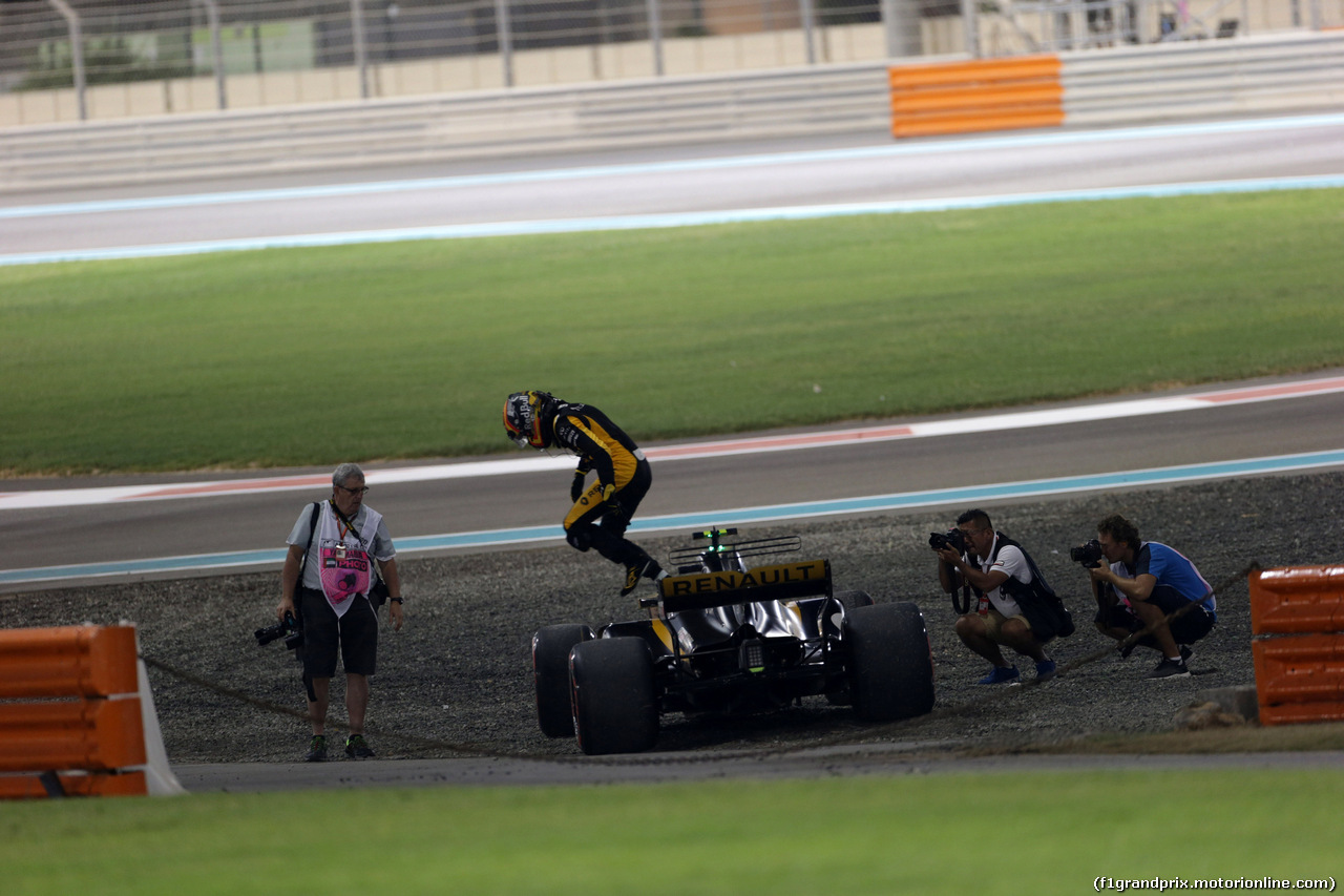 GP ABU DHABI, 26.11.2017 - Gara, Carlos Sainz Jr (ESP) Renault Sport F1 Team RS17 retires from the race