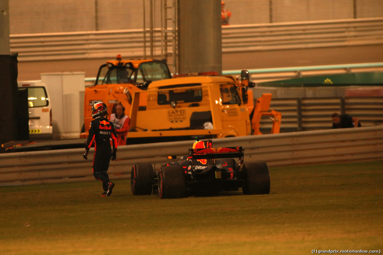 GP ABU DHABI, 26.11.2017 - Gara, Daniel Ricciardo (AUS) Red Bull Racing RB13 retires from the race