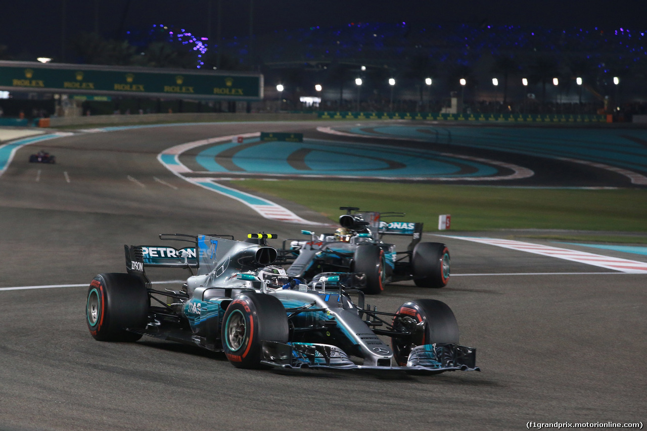 GP ABU DHABI, 26.11.2017 - Gara, Valtteri Bottas (FIN) Mercedes AMG F1 W08 e Lewis Hamilton (GBR) Mercedes AMG F1 W08