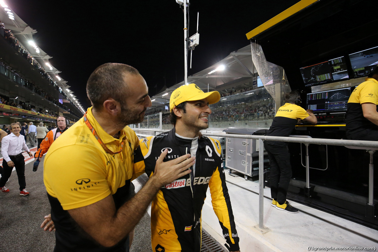 GP ABU DHABI, 26.11.2017 - Gara, Cyril Abiteboul (FRA) Renault Sport F1 Managing Director e Carlos Sainz Jr (ESP) Renault Sport F1 Team RS17