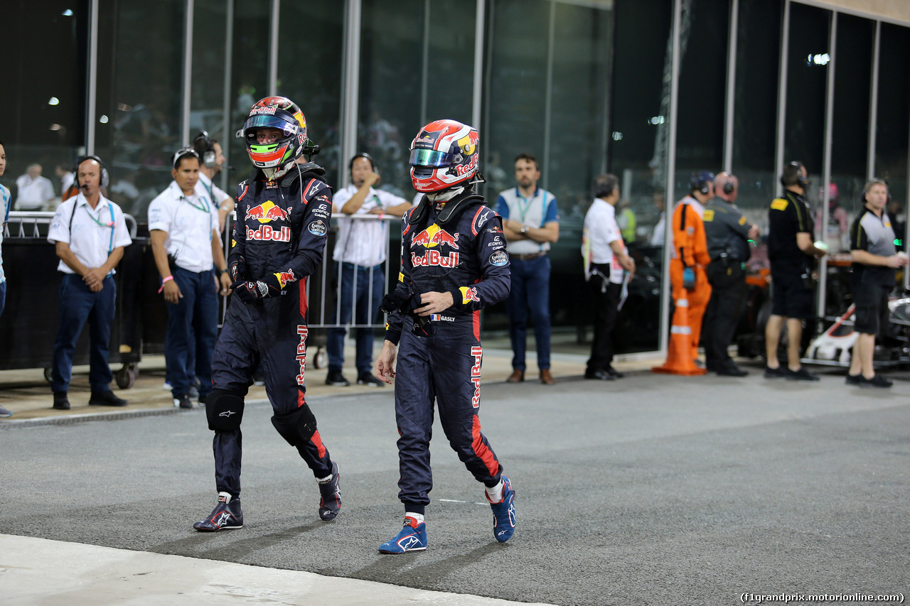 GP ABU DHABI, 26.11.2017 - Gara, Brendon Hartley (NZL) Scuderia Toro Rosso STR12 e Pierre Gasly (FRA) Scuderia Toro Rosso STR12