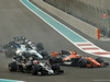 GP ABU DHABI, 26.11.2017 - Gara, Kevin Magnussen (DEN) Haas F1 Team VF-17 e Stoffel Vandoorne (BEL) McLaren MCL32