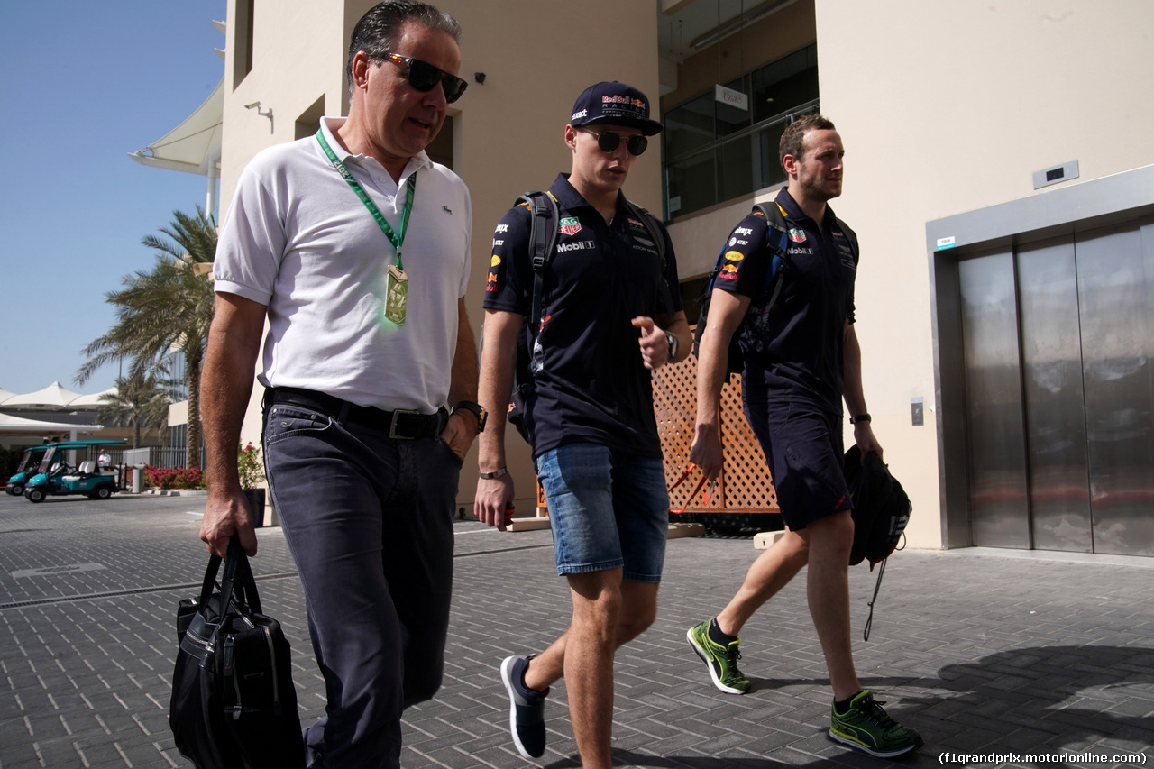 GP ABU DHABI, 23.11.2017 -  Raymond Vermeulem (HOL), Manager di Max Verstappen (NED) e Max Verstappen (NED) Red Bull Racing RB13