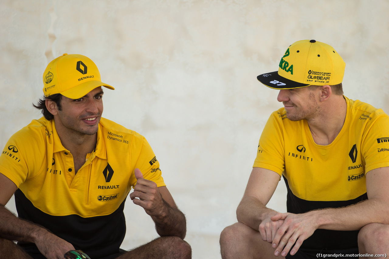 GP ABU DHABI, 23.11.2017 -  Carlos Sainz Jr (ESP) Renault Sport F1 Team RS17 e Nico Hulkenberg (GER) Renault Sport F1 Team RS17