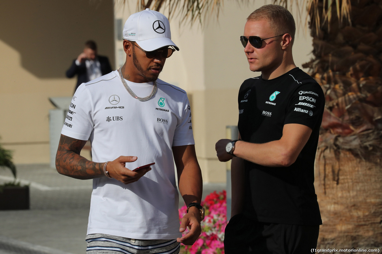 GP ABU DHABI, 23.11.2017 -  Lewis Hamilton (GBR) Mercedes AMG F1 W08 e Valtteri Bottas (FIN) Mercedes AMG F1 W08