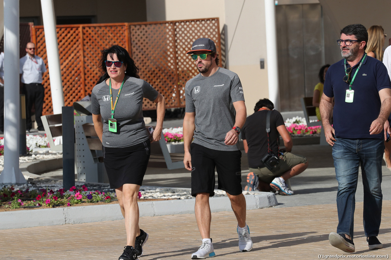 GP ABU DHABI, 23.11.2017 -  Silvia Frangipane Hoffer (ITA) Mclaren PR Officer, Fernando Alonso (ESP) McLaren MCL32 e Luis Garcia Abad (ESP), manager of Fernando Alonso (ESP)