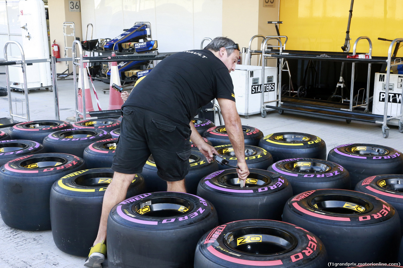 GP ABU DHABI, 23.11.2017 -  Pirelli Tyres e OZ Wheels