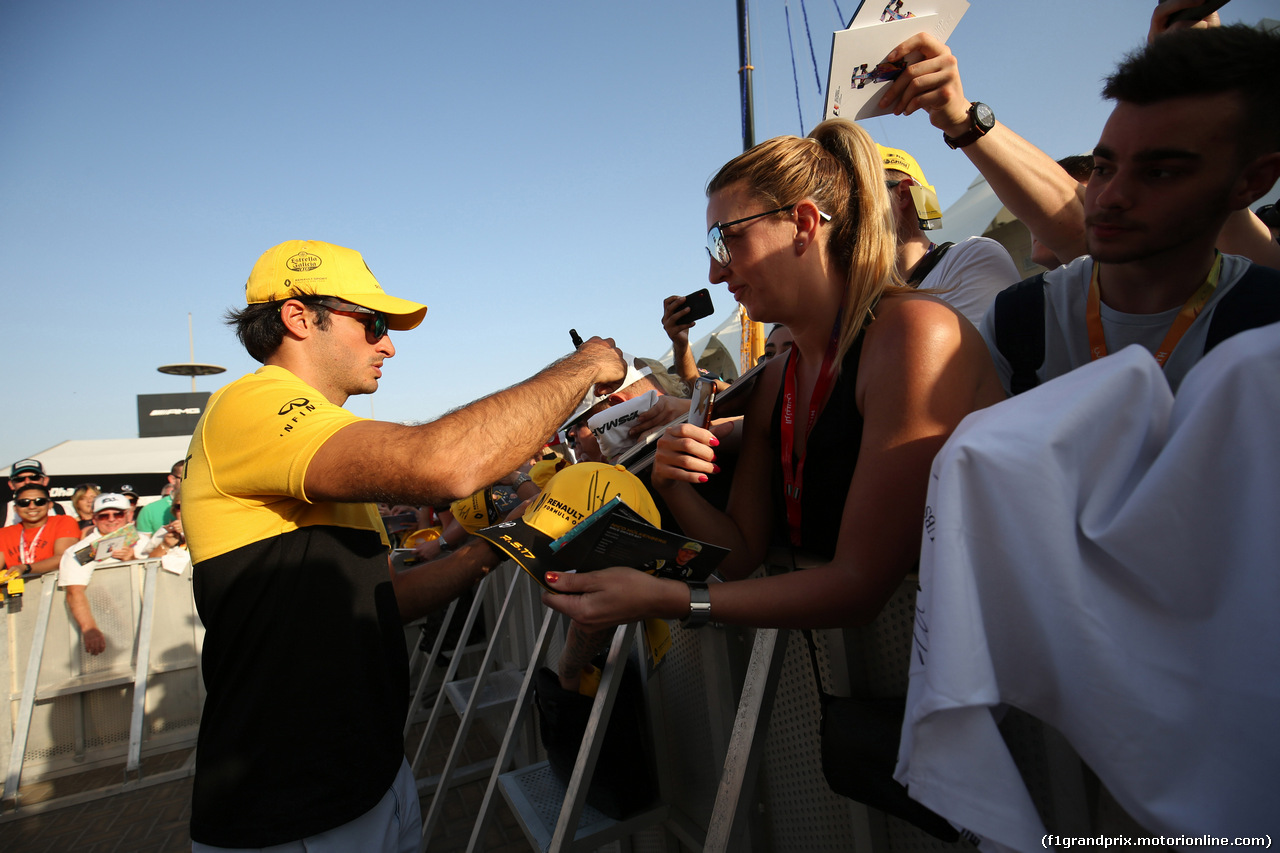 GP ABU DHABI, 23.11.2017 -  Carlos Sainz Jr (ESP) Renault Sport F1 Team RS17