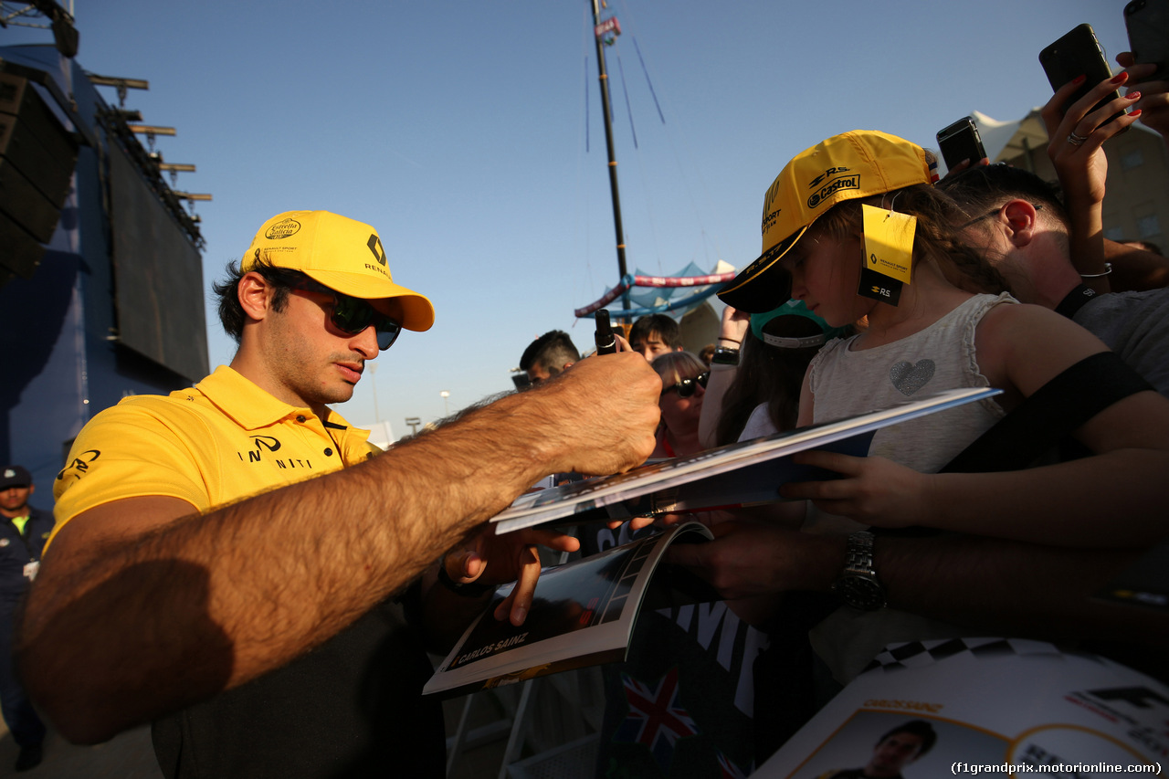 GP ABU DHABI, 23.11.2017 - Carlos Sainz Jr (ESP) Renault Sport F1 Team RS17
