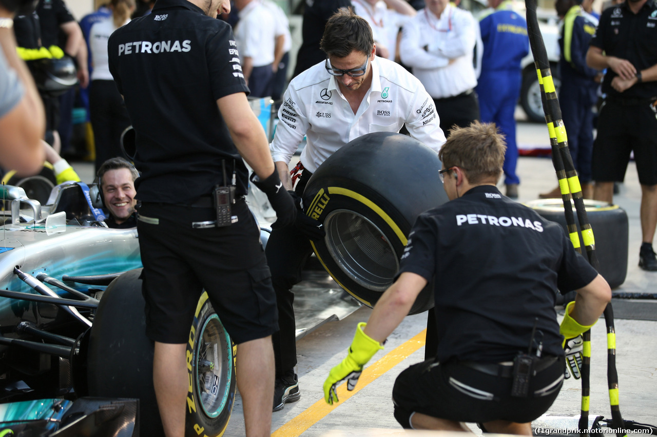 GP ABU DHABI, 23.11.2017 - Toto Wolff (GER) Mercedes AMG F1 Shareholder e Executive Director practices a pit stop with the team