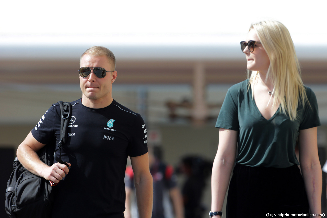 GP ABU DHABI, 24.11.2017 - Valtteri Bottas (FIN) Mercedes AMG F1 W08 e sua moglie Emilia Pikkarainen (FIN)