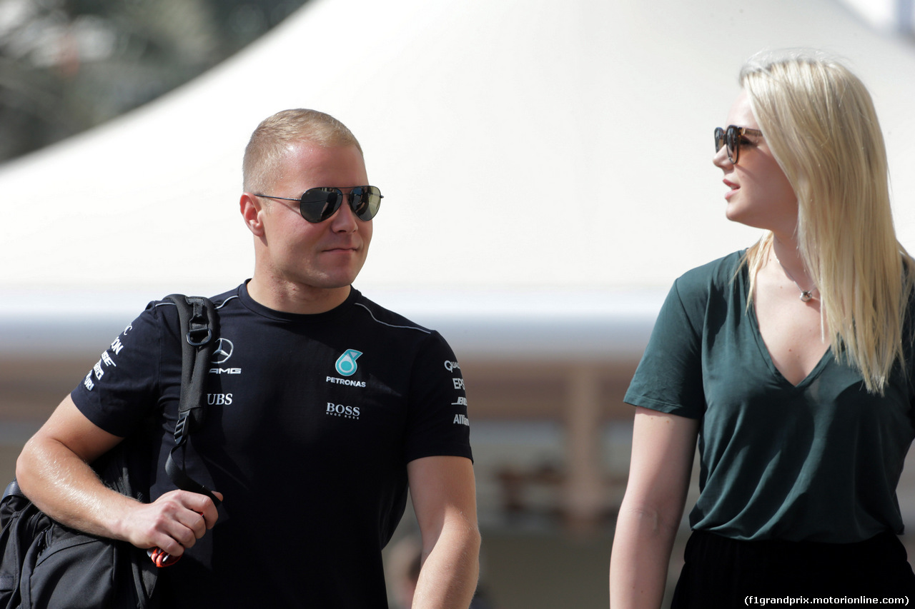 GP ABU DHABI, 24.11.2017 - Valtteri Bottas (FIN) Mercedes AMG F1 W08 e sua moglie Emilia Pikkarainen (FIN)