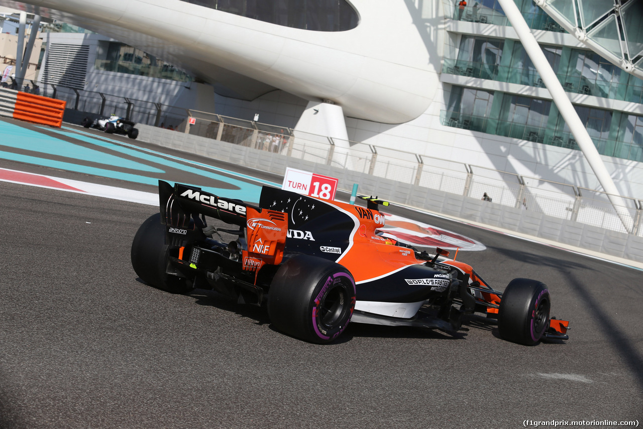 GP ABU DHABI, 25.11.2017 - Prove Libere 3, Stoffel Vandoorne (BEL) McLaren MCL32