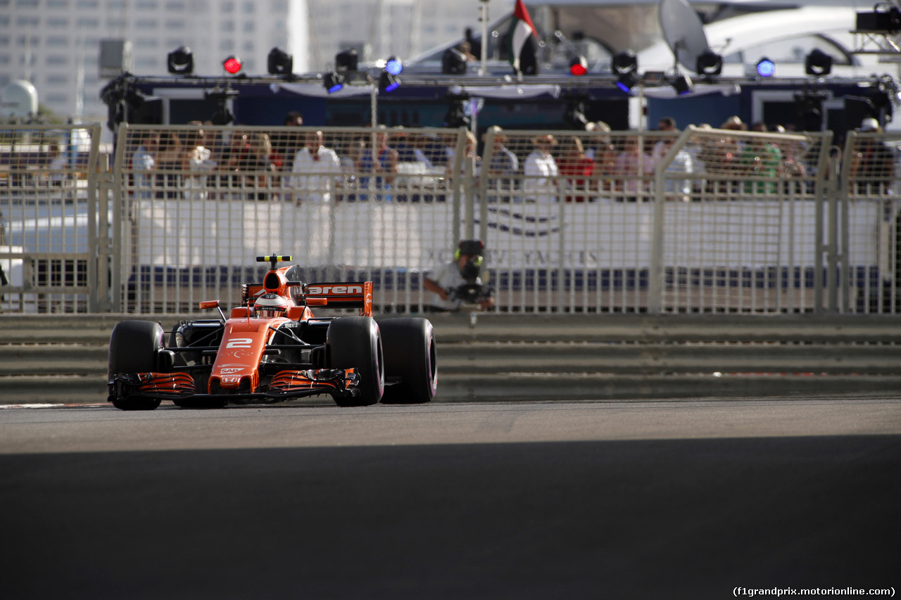 GP ABU DHABI, 25.11.2017 - Prove Libere 3, Stoffel Vandoorne (BEL) McLaren MCL32