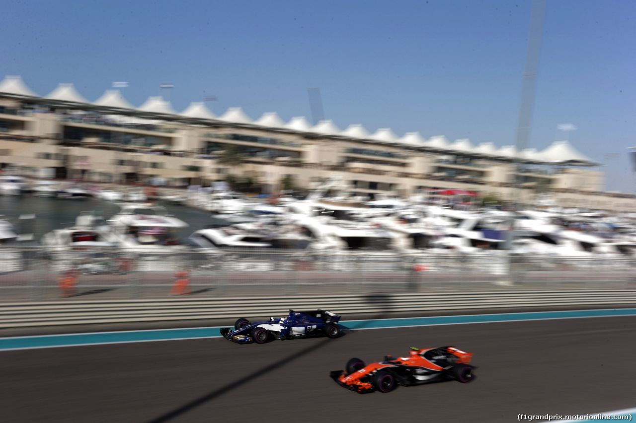 GP ABU DHABI, 25.11.2017 - Prove Libere 3, Marcus Ericsson (SUE) Sauber C36 e Stoffel Vandoorne (BEL) McLaren MCL32