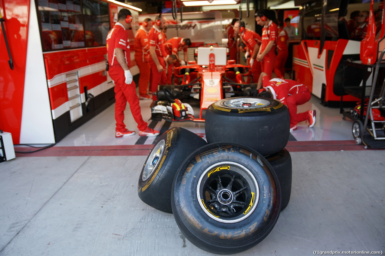 GP ABU DHABI, 25.11.2017 - Prove Libere 3, Sebastian Vettel (GER) Ferrari SF70H e Pirelli Tyres