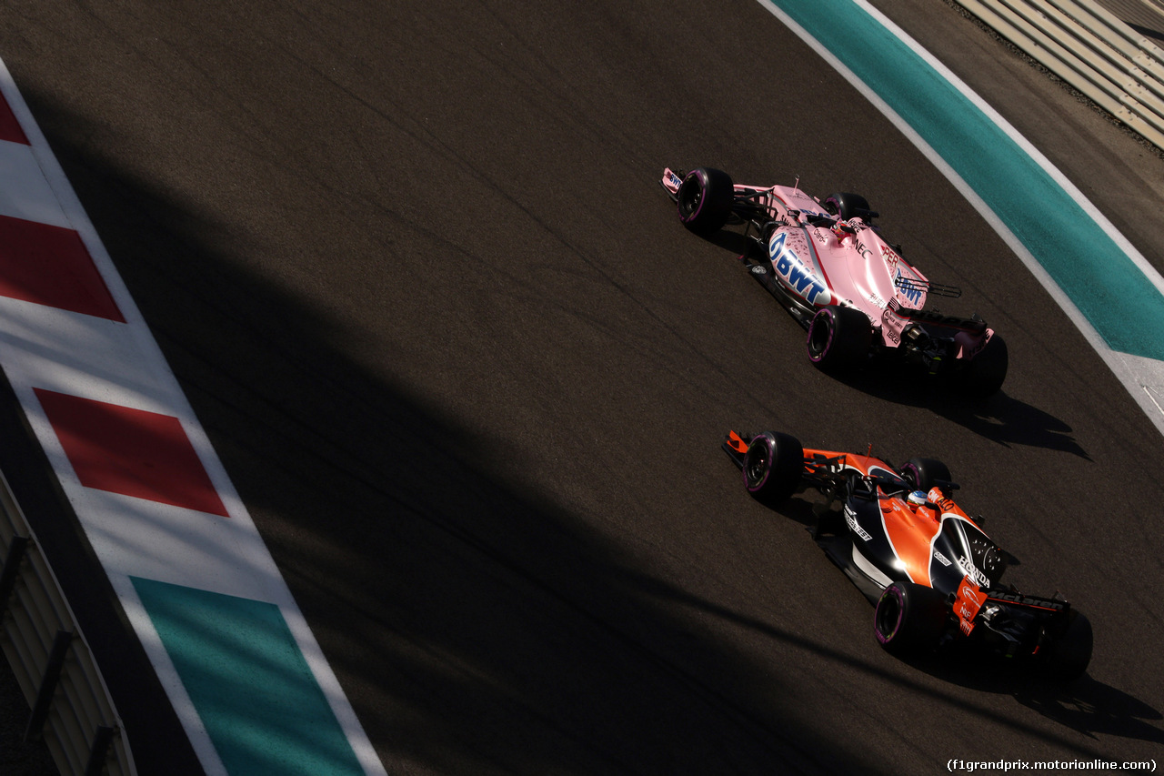 GP ABU DHABI, 25.11.2017 - Prove Libere 3, Sergio Perez (MEX) Sahara Force India F1 VJM010 e Fernando Alonso (ESP) McLaren MCL32