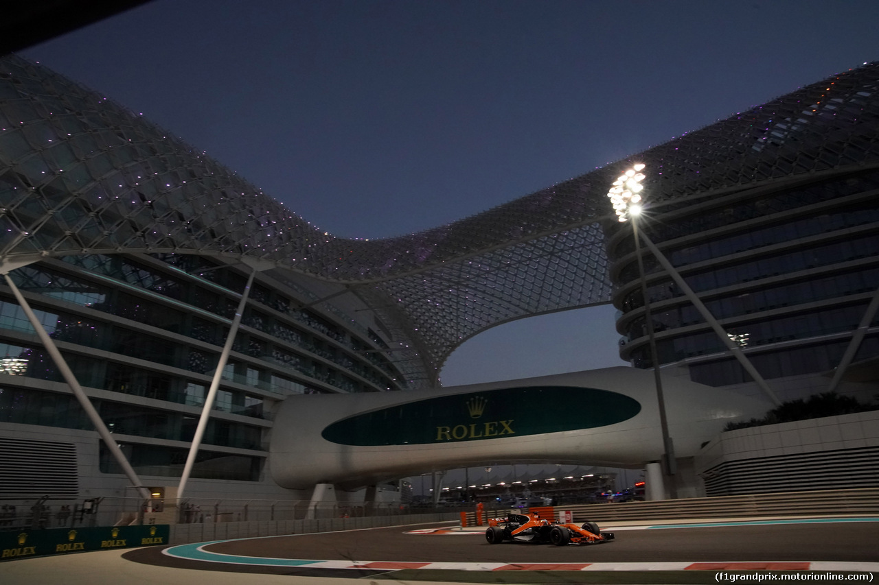 GP ABU DHABI, 25.11.2017 - Qualifiche, Stoffel Vandoorne (BEL) McLaren MCL32